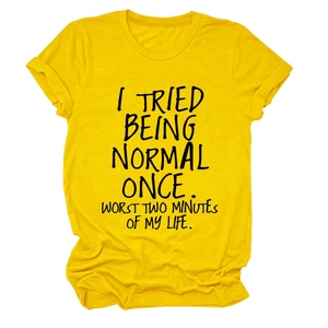 Gros plan du slogan noir imprimé sur le T-shirt en coton jaune vif à col rond