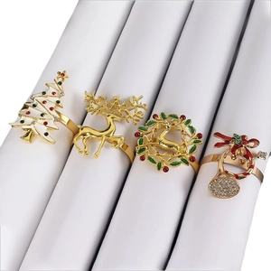 Ronds de serviette de Noël dorés avec renne, sapin et couronne aux détails émaillés