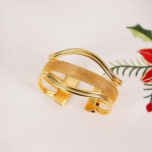 Rond de serviette élégant en métal doré avec design en maille multicouche pour banquet