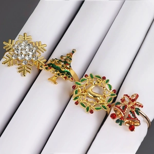 Detailansicht der Weihnachts-Serviettenringe mit Rentier-, Baum- und Glockendesign