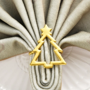 Rond de serviette sapin de noël doré avec étoile sur serviette en velours gris chic