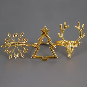 Ensemble de ronds de serviette de Noël dorés avec flocons, sapins et rennes évidés