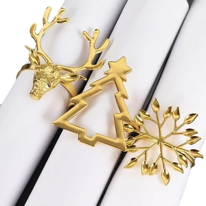 Anneaux de serviette dorés en métal avec motifs évidés de sapin, cerf et flocon de Noël