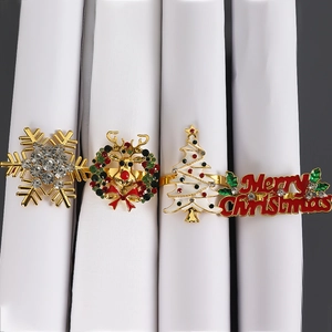 Goldene Serviettenringe mit funkelndem Rentier-, Schneeflocken- und Weihnachtsbaum-Design