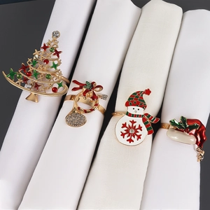 Lot de ronds de serviette de Noël avec sapin doré, couronne, bonhomme de neige et bonnet