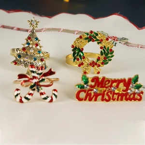 Dettagli di portatovaglioli natalizi con alberi di strass, ghirlande e icone festive