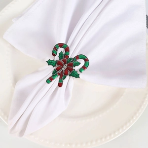 Weihnachts-Serviettenring mit rot-grünem Zuckerstangen-Design auf weißer Serviette