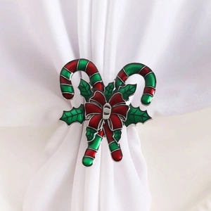 Detail von Weihnachtsserviettenring mit Zuckerstangen und roter Schleife auf Stoff