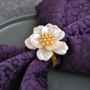 Elegante portatovaglioli a fiori in acrilico perlato bianco con fascia in lega dorata