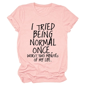 Détail d'un t-shirt rose en coton avec citation humoristique noire et col rond classique
