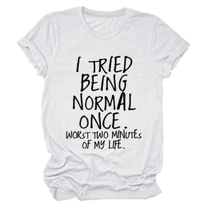 Détail du slogan humoristique imprimé sur un t-shirt blanc en coton pour femme