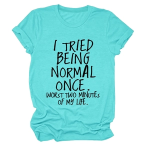 Gros plan détaillé du T-shirt en coton bleu sarcelle avec slogan noir artistique
