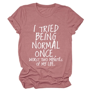 Détail d'un t-shirt en coton mauve avec un slogan blanc imprimé en écriture manuscrite