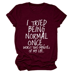 Détail du t-shirt bordeaux avec l'imprimé textuel blanc 'I TRIED BEING NORMAL'