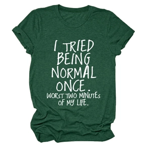 Détail d'un t-shirt en coton vert forêt avec texte blanc imprimé et manches à revers