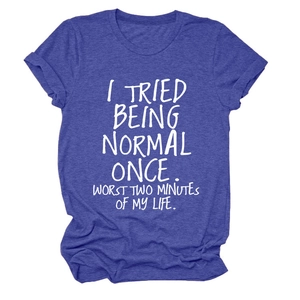 Détail du t-shirt violet avec l'inscription blanche I TRIED BEING NORMAL ONCE