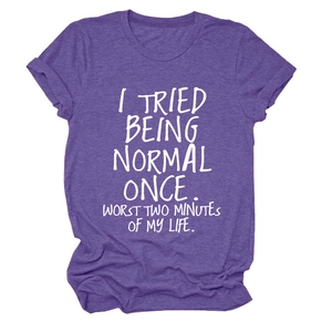 Détail d'un t-shirt violet à col rond avec message imprimé blanc pour femmes