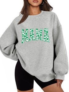 Λεπτομέρεια από γκρι oversized φούτερ MAMA με πράσινα γράμματα και τριφύλλι