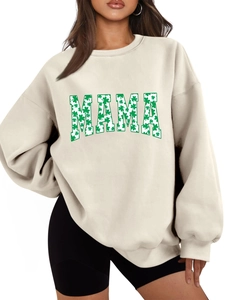 Λεπτομέρεια εκτύπωσης MAMA σε κρεμ oversized φούτερ με ριμπ ύφανση στις μανσέτες
