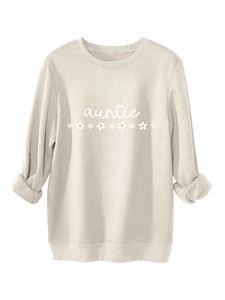 Détail du sweat-shirt blanc cassé avec texte auntie et imprimé de fleurs marguerites