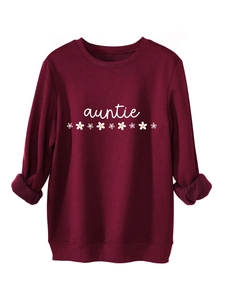 Détail du sweat épais bordeaux avec texte auntie blanc et imprimé floral marguerite