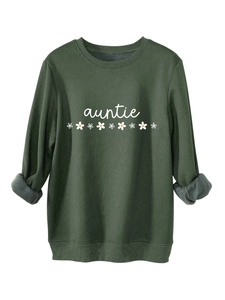 Gros plan d'un sweat vert foncé avec texte auntie, imprimé marguerites et doublure polaire épaisse