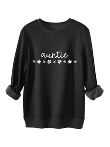 Gros plan du sweat à capuche noir avec texte auntie et imprimés de fleurs marguerites
