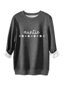 Détail de la doublure en polaire blanche et broderie marguerite sur sweat gris foncé