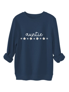 Détail du sweat-shirt bleu marine avec texte auntie blanc et imprimé marguerites