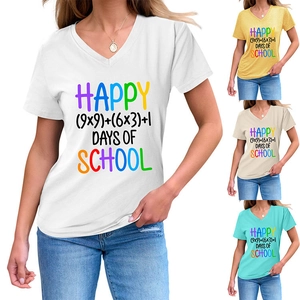 Dettaglio dello scollo a V e della stampa Happy Days of School in quattro colori
