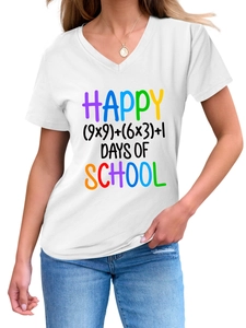 Dettaglio della t-shirt bianca in cotone con scollo a V e stampa Happy Days of School