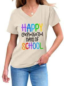 Dettaglio della maglietta con scollo a V e stampa matematica Happy 100 Days of School