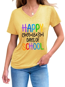 Dettaglio maglietta gialla con scollo a V, grafica Happy School arcobaleno ed equazione