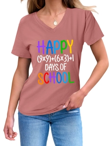 Dettaglio della maglietta con scollo a V e stampa colorata Happy Days of School