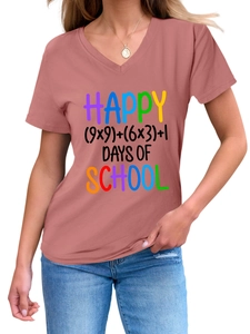 Dettaglio dello scollo a V e della stampa colorata a tema scolastico sulla t-shirt rosa