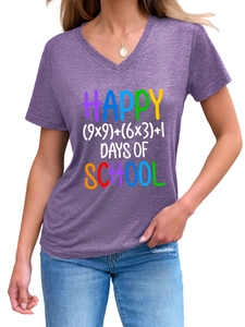 Dettaglio della stampa Happy Days of School su t-shirt viola con scollo a V da donna