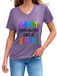 Dettaglio della maglietta con scollo a V viola melange e stampa Happy Days of School