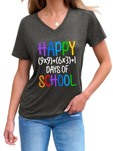 Dettaglio della stampa Happy Days of School su una maglietta grigia con scollo a V