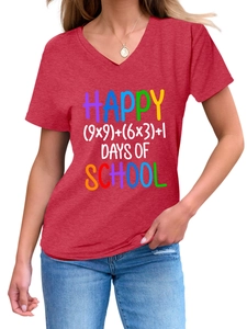 Dettaglio della maglietta rossa con scollo a V e stampa colorata Happy Days of School