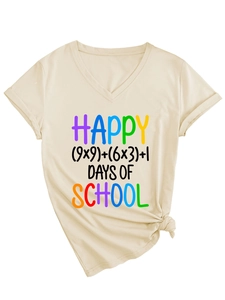 Dettaglio della maglietta beige con scollo a V e stampa matematica Happy 100 Days of School