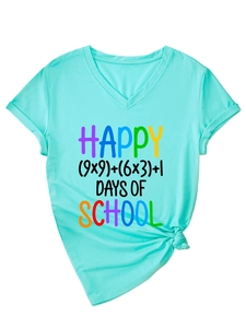 Dettaglio della maglietta blu petrolio con scollo a V e stampa Happy Days of School