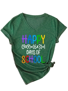 Dettaglio della maglietta verde scuro con scollo a V e grafica Happy Days of School