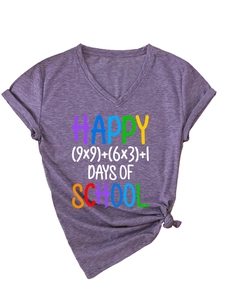 Dettaglio di t-shirt viola con scollo a V, maniche risvoltate e nodo decorativo in vita