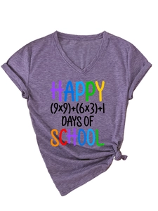 Dettaglio della maglietta viola con scollo a V, stampa Happy Days e nodo laterale