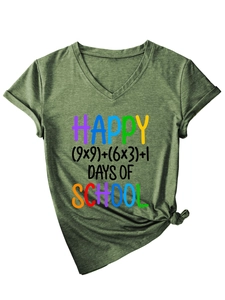 Dettaglio di una T-shirt verde scuro con scollo a V, nodo sull'orlo e stampa scuola