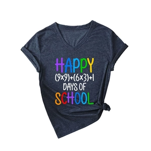 T-shirt grigio scuro scollo a V con stampa Happy 100 Days of School e nodo sul fondo
