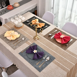 Set di portatovaglioli a fiore con perle e tovagliette intrecciate per la tavola