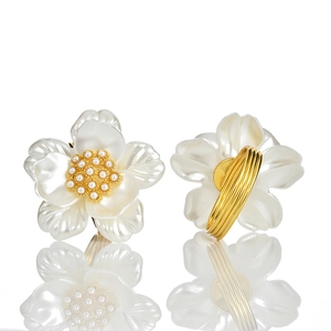Eleganti orecchini a clip a fiore in acrilico perlato con finitura dorata in stile francese