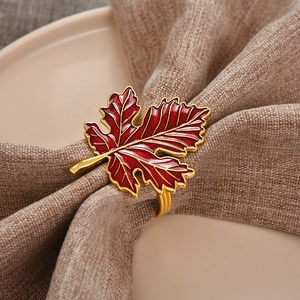 Rond de serviette feuille d'érable rouge élégant avec bordure dorée sur serviette