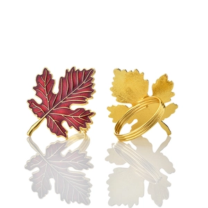 Rond de serviette feuille d'érable rouge vintage avec veines dorées et spirale